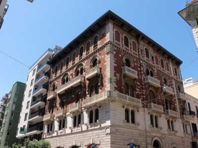 ...in pietra chiara nella parte inferiore e in laterizio rosso nella seconda met�